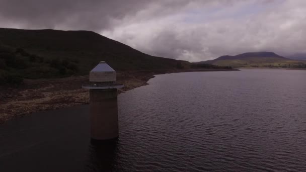 Llyn Celyn Tiro Aéreo Voando Lentamente Direção Torre Entrada Passando — Vídeo de Stock