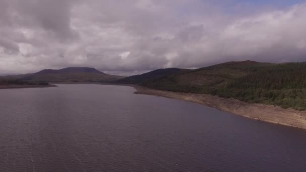 Llyn Celyn 2018の干ばつの間の貯水池を見下ろす空中ショットの上昇 — ストック動画