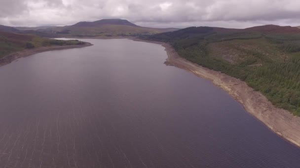 Llyn Celyn 2018の干ばつの間の貯水池を見下ろす静的な空中ショット — ストック動画
