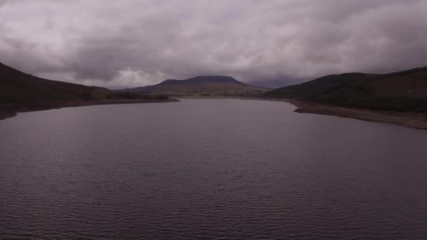 Llyn Celyn Disparo Aéreo Que Baja Lentamente Por Embalse Durante — Vídeo de stock