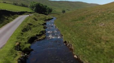 Barbon Beck, Carnforth, Lancashire, İngiltere 'de alçak irtifa, hızlı hız üstgeçidi. Bu çarpıcı kırsal bölgede küçük bir kırsal şerit boyunca uzanan bir dere var..