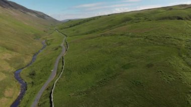 Barbon Beck, Carnforth, Lancashire, İngiltere 'nin havadan çekilmiş bir fotoğrafı. Bu çarpıcı kırsal bölgede küçük bir kırsal şerit boyunca uzanan bir dere var..