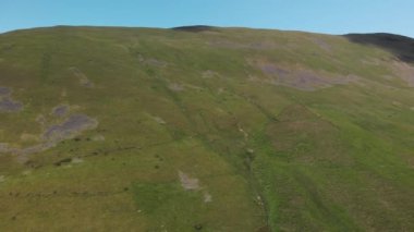 Çarpıcı bir kır yamacına doğru uçan bir hava görüntüsü. Görüntüler yemyeşil İngiliz kırsalını gösteriyor. Haziran 'da Barbon Beck, Carnforth' da çekildi. Bölgedeki en iyi doğa şartlarını yakalamak için..