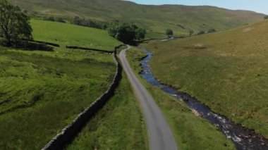 Barbon Beck 'in yükselen görüntüsü, Carnforth, Lancashire, İngiltere. Bu çarpıcı kırsal bölgede küçük bir kırsal şerit boyunca uzanan bir dere var..
