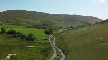 Barbon Beck Vadisi, Carnforth, Lancashire 'a doğru uçarken yavaşça alçalıyordu. Bu çarpıcı kırsal bölgede küçük bir kırsal şerit boyunca uzanan bir dere var..