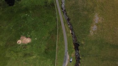 Barbon Beck Vadisi, Carnforth, İngiltere 'den akan dereye 90 derecelik bir açıyla bakan yüksek irtifa görüntüsü. Bu kırsal kesimdeki görüntüler, bir kırsal şerit boyunca akan bir akarsuyu gösteriyor..