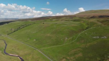 Barbon Beck, Carnforth, Lancashire, İngiltere 'nin yüksek irtifa görüntüsü. Bu çarpıcı kırsal bölgede küçük bir kırsal şerit boyunca uzanan bir dere var..