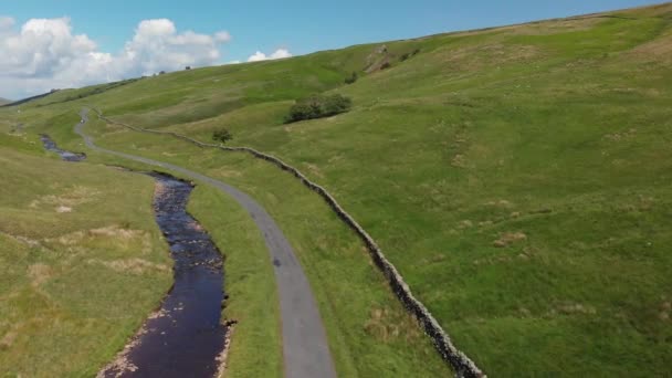 랭커셔에 계곡에서 했습니다 놀라운 지역에는 시골길을 흐르는 시내가 — 비디오