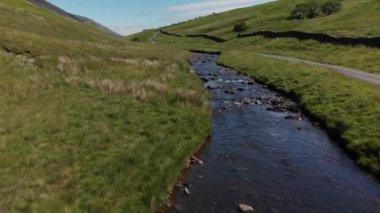 Barbon Beck, Carnforth, Lancashire, İngiltere 'de düşük irtifa, yavaş hız üstgeçidi. Bu çarpıcı kırsal bölgede küçük bir kırsal şerit boyunca uzanan bir dere var..