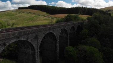 Dent Head Viaduct 'un hava görüntüsü. Sahne yazın çekildi..