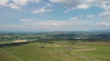 Caton Moor, Lancaster 'da statik hava görüntüsü. Güneşli ama bulutlu bir yaz gününde çarpıcı yeşil kırsal bölgeleri görebilirsiniz. Kendal 'a bakıyorum..