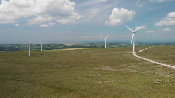 Caton Moorで4機の風力タービンのショット 夏の晴れた日には美しい緑の田園地帯を見ることができます — ストック動画