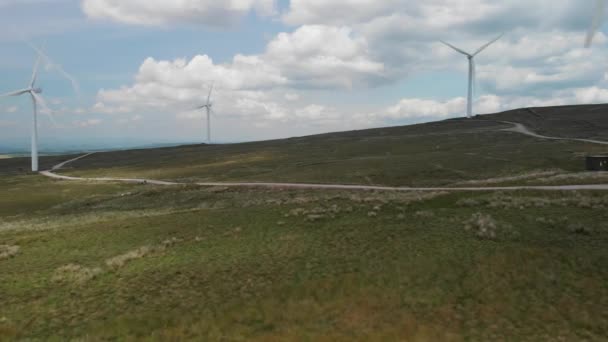 Een Dolly Style Shot Van Wind Turbines Caton Moor Rechts — Stockvideo