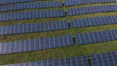 Yaz boyunca İngiltere 'nin yeşil kırsalındaki bir güneş paneli alanından geri çekilme.