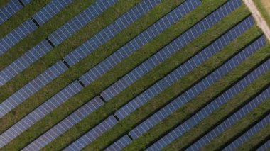 Yaz boyunca İngiltere 'nin yeşil kırsal bölgelerindeki güneş panellerinden yavaşça yükseliyor. Kamera açısı 90 derece aşağı bakıyor..