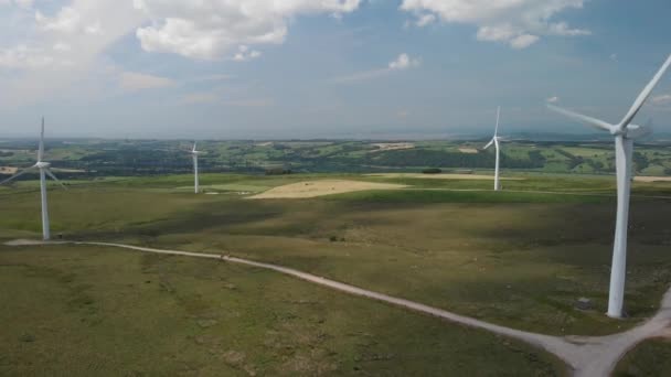 Strzał Czterech Turbin Wiatrowych Caton Moor Możesz Zobaczyć Przepiękną Zieloną — Wideo stockowe