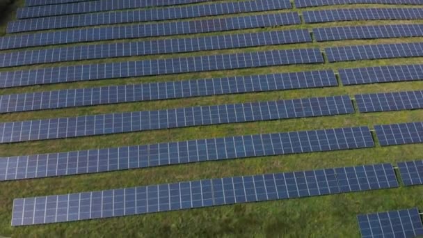 夏の間 英国の緑の田舎の太陽電池パネルの分野をゆっくりと飛んでいます — ストック動画