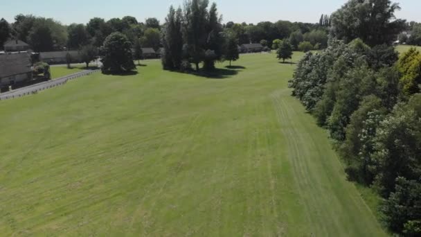 Volando Sobre Campo Árboles Espacio Verde Urbano Día Verano Manchester — Vídeos de Stock