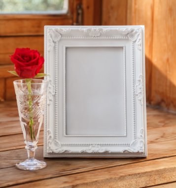 Fotoğraf çerçevesi ve bir kırmızı gül