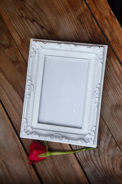 Beyaz bir çerçeve ve kırmızı gül