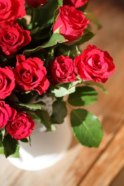 El ramo de rosas rojas en un jarrón — Foto de Stock