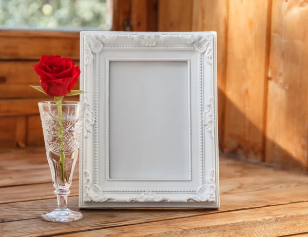 Fotoğraf çerçevesi ve bir kırmızı gül