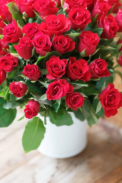 El ramo de rosas rojas en un jarrón — Foto de Stock