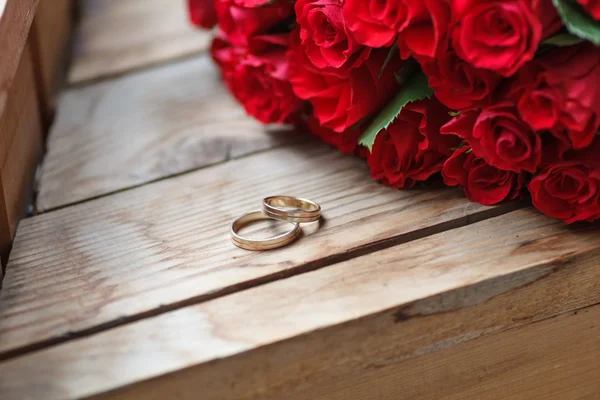 결혼반지와 붉은 장미 — 스톡 사진