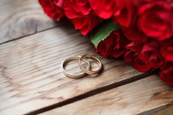 Wedding rings and red roses — Stock Photo, Image