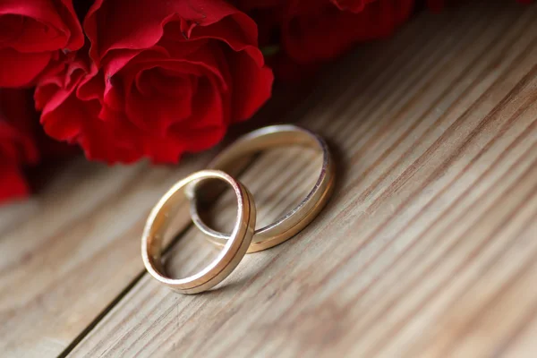 Anillos de boda y rosas rojas —  Fotos de Stock