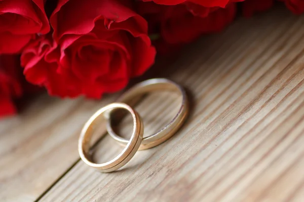 Alyanslar ve kırmızı güller