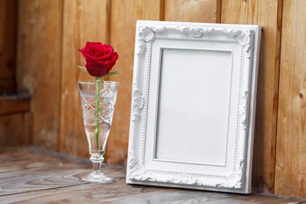 白いフレームと赤いバラの花束 ロイヤリティフリーのストック写真