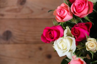 Pencerenin duran çiçekli vazo