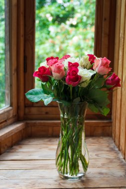 Pencerenin duran çiçekli vazo