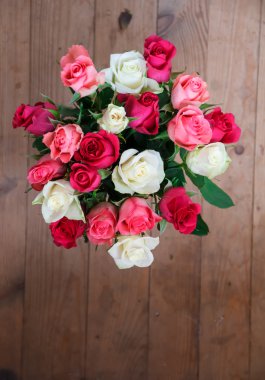 Pencerenin duran çiçekli vazo