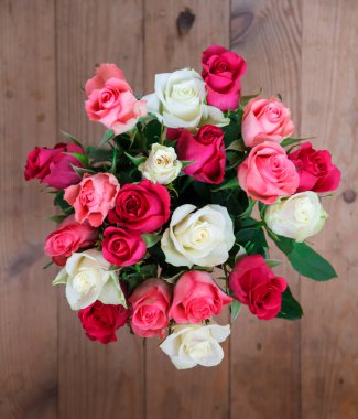 Pencerenin duran çiçekli vazo