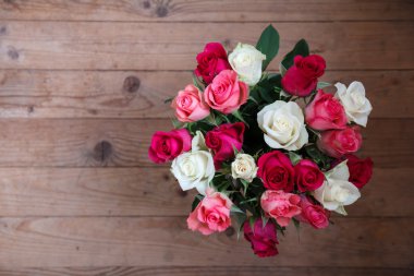 Pencerenin duran çiçekli vazo