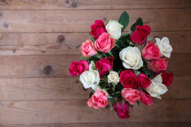 Pencerenin duran çiçekli vazo