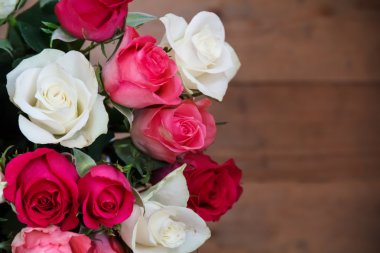 Pencerenin duran çiçekli vazo