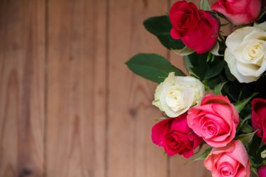 Pencerenin duran çiçekli vazo