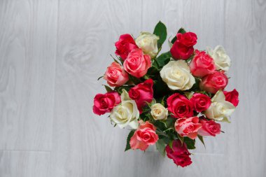 Pencerenin duran çiçekli vazo