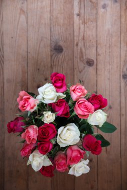 Pencerenin duran çiçekli vazo