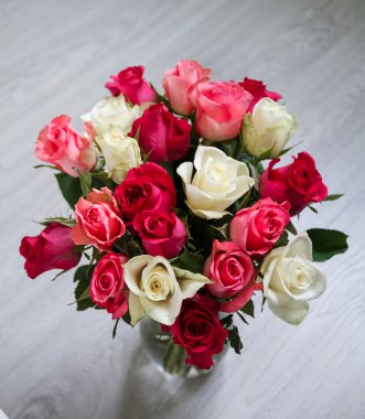 Pencerenin duran çiçekli vazo