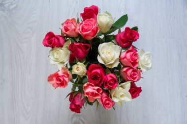 Pencerenin duran çiçekli vazo