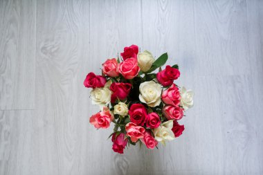 Pencerenin duran çiçekli vazo