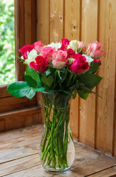 Pencerenin duran çiçekli vazo