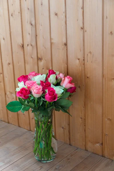 Pencerenin duran çiçekli vazo