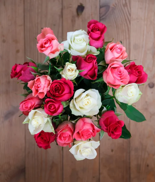 Pencerenin duran çiçekli vazo