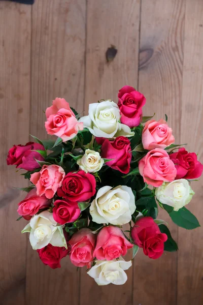 Pencerenin duran çiçekli vazo