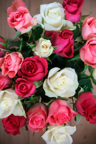 Pencerenin duran çiçekli vazo